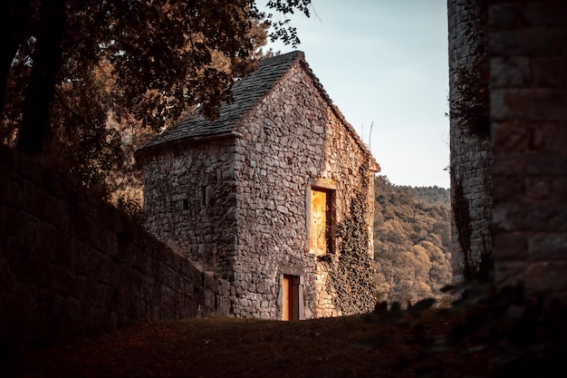 Aldeia com antigos edifícios históricos e árvores ao fundo