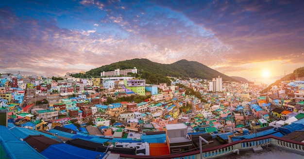 Foto aldeia cultural de gamcheon ao pôr do sol em busan, coreia do sul