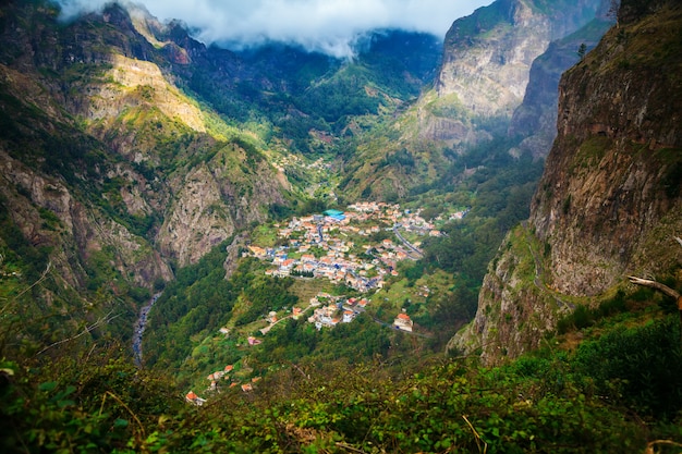 Aldeia curral das freiras rodeada de montanhas