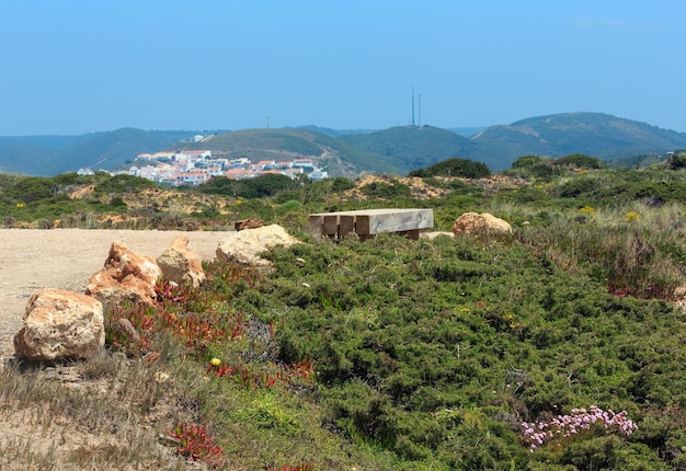 Aldeia da Carrapateira na costa ocidental do Algarve, Portugal. Visão enevoada de verão.