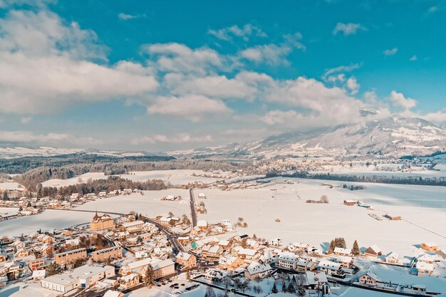 Aldeia da cidade de Gruyeres e paisagem de montanhas dos Alpes na Suíça no inverno