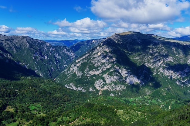 Aldeia da montanha Dia ensolarado de verão céu azul picos de montanha