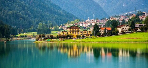 Aldeia da montanha em auronzo di cadore, itália