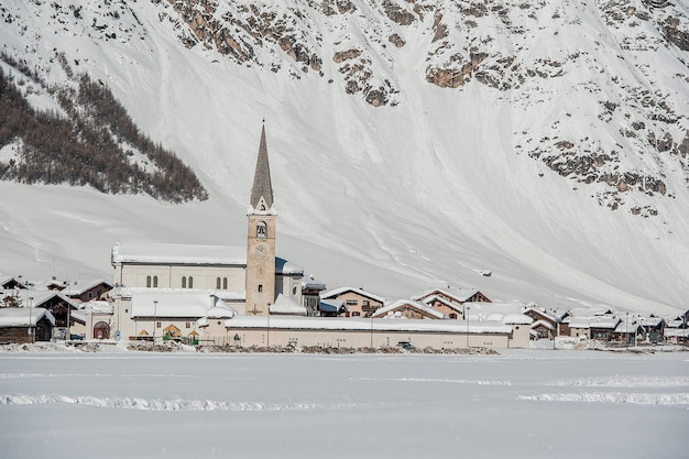 Aldeia da montanha na neve