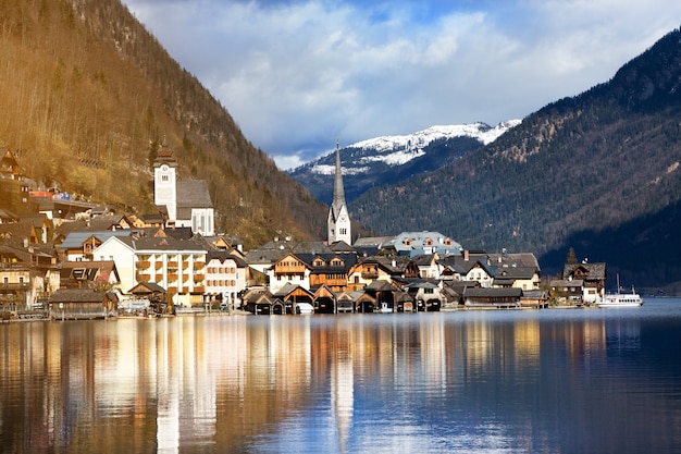 Aldeia da UNESCO contra a montanha e o lago no inverno