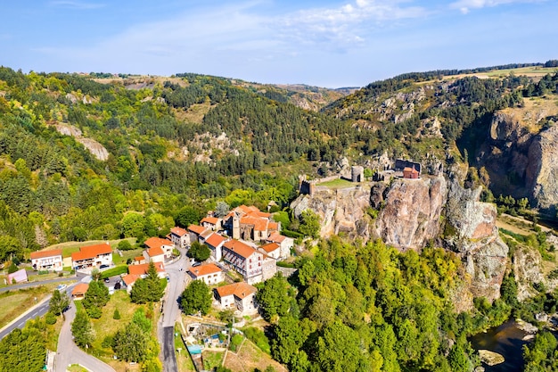 Aldeia de arlempdes com seu castelo em cima de uma rocha de basalto em uma curva meandro do rio loire hauteloire frança