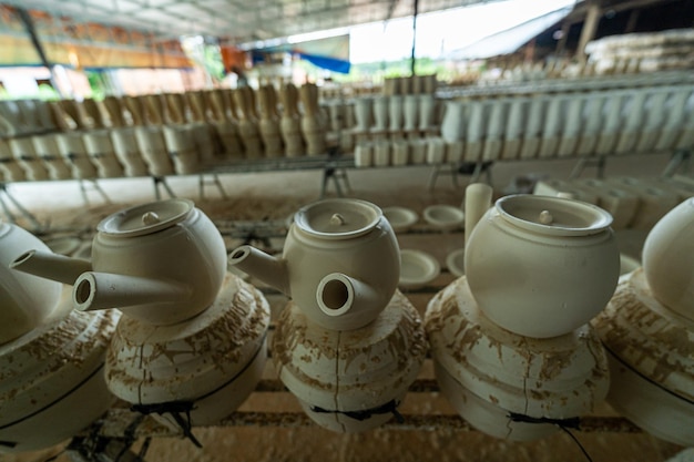 Aldeia de artesanato tradicional fazendo copos de cerâmica e porcelana contendo látex de seringueira em Tay Ninh Vietnam Conceito de negócios e viagens