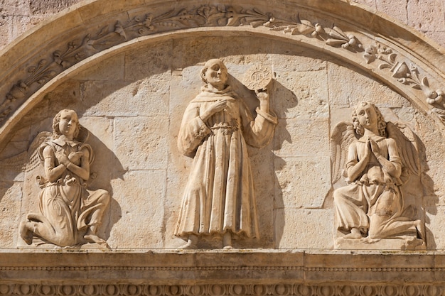 Aldeia de assis na região de umbria, itália. detalhe da mais importante basílica italiana dedicada a são francisco - san francesco.