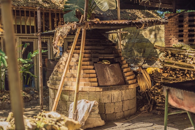 Aldeia de bambu, casas tradicionais construídas por bambu com telhado de palha no coração da ilha de Bali. Conceito muito original e verde.