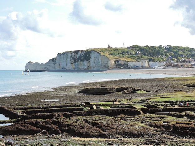 Aldeia de etretat e falésia na praia do canal inglês