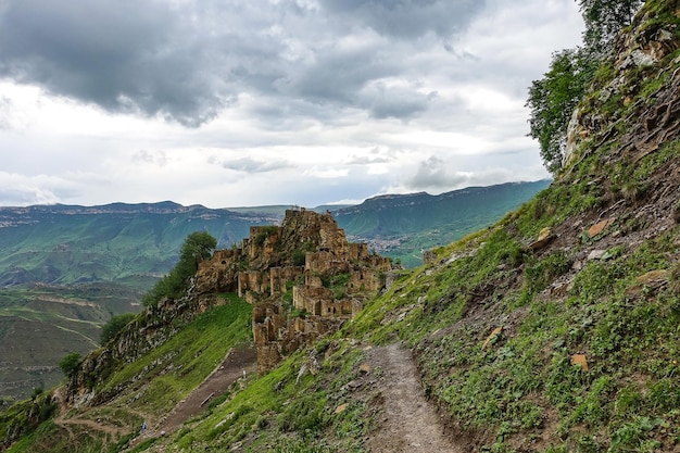 Aldeia de Gamsutl nas montanhas do Cáucaso Antigos edifícios de pedra no topo de um penhasco Daguestão Rússia junho de 2021