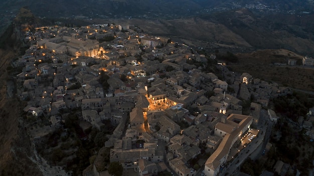 Aldeia de Gerace à noite