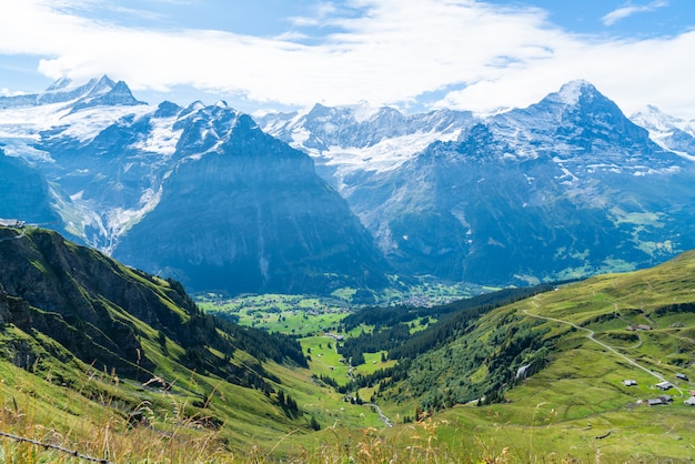 Aldeia de Grindelwald com montanha Alpes na Suíça