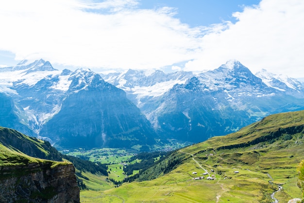 Aldeia de Grindelwald com montanha Alpes na Suíça