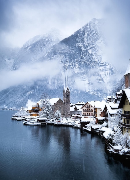 Aldeia de hallstat na áustria bela aldeia no vale da montanha perto do lago paisagem de montanhas e cidade velha viagens áustria