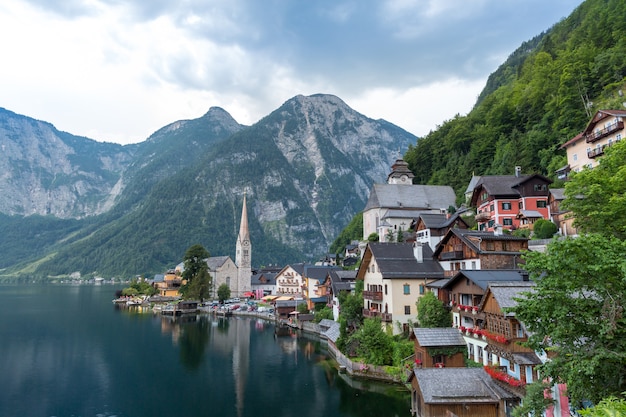 Aldeia de hallstatt ao entardecer