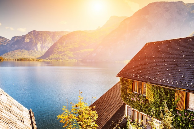 Aldeia de Hallstatt na margem do lago nas montanhas dos Alpes, na Áustria. Linda paisagem de outono