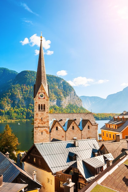 Aldeia de Hallstatt nas montanhas dos Alpes, na Áustria. Linda paisagem de outono