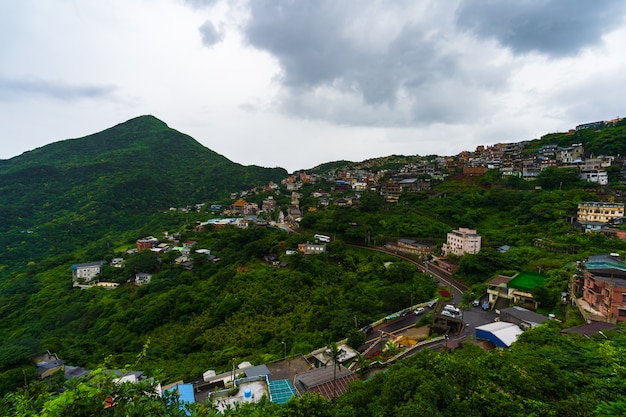 Aldeia de jiufen com montanha em dia chuvoso, taiwan