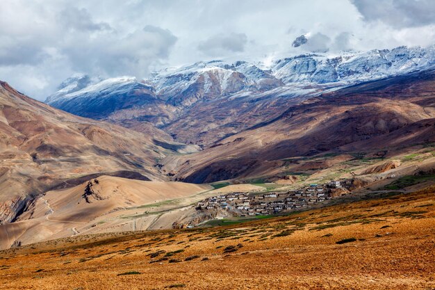 Foto aldeia de kibber no alto do himalaia vale de spiti himachal pradesh índia