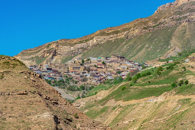 Aldeia de montanha antiga Chokh à beira do canyon no Daguestão