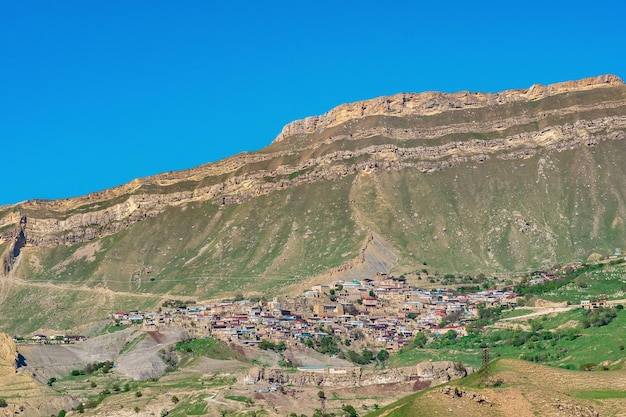 Aldeia de montanha antiga Chokh à beira do canyon no Daguestão