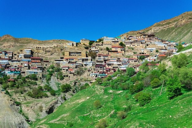 Aldeia de montanha antiga Chokh em uma encosta rochosa no Daguestão