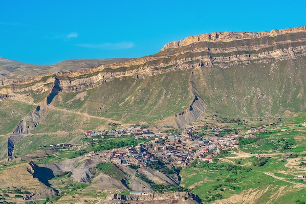 Aldeia de montanha antiga Chokh na paisagem do Daguestão