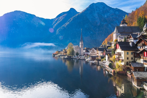 Aldeia de montanha de Hallstatt em um dia ensolarado do ponto de vista de cartão postal clássico Áustria