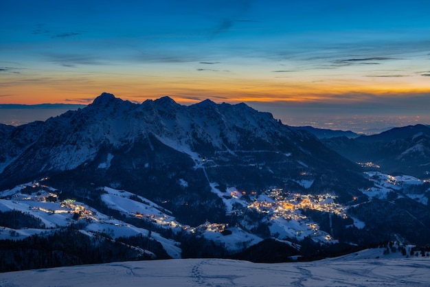 aldeia de montanha de neve