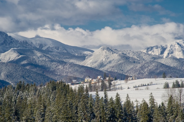 aldeia de montanha de neve