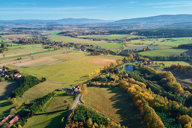 Aldeia de montanha e campos agrícolas vista aérea da paisagem natural