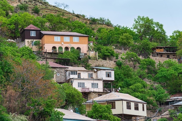 Aldeia de montanha em uma montanha com casas por cima umas das outras gunib no daguestão