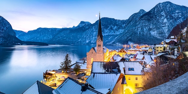 Aldeia de montanha famosa hallstatt nos alpes austríacos ao nascer do sol na áustria