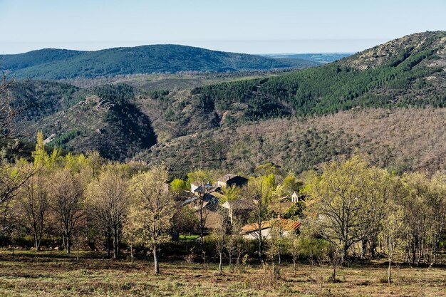 aldeia de montanha na encosta de uma colina na Sierra Norte de Guadalajara Castilla la Mancha