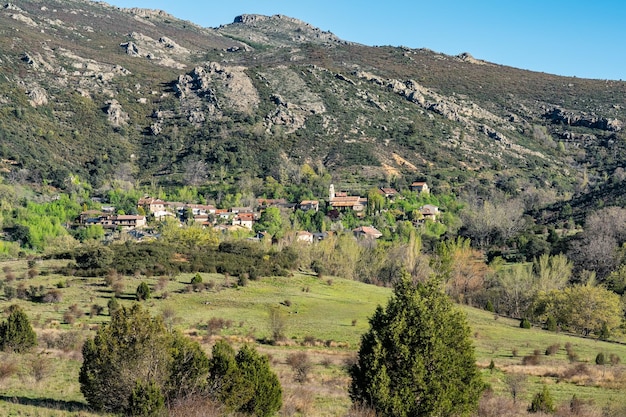 Foto aldeia de montanha na encosta de uma colina na sierra norte de guadalajara castilla la mancha