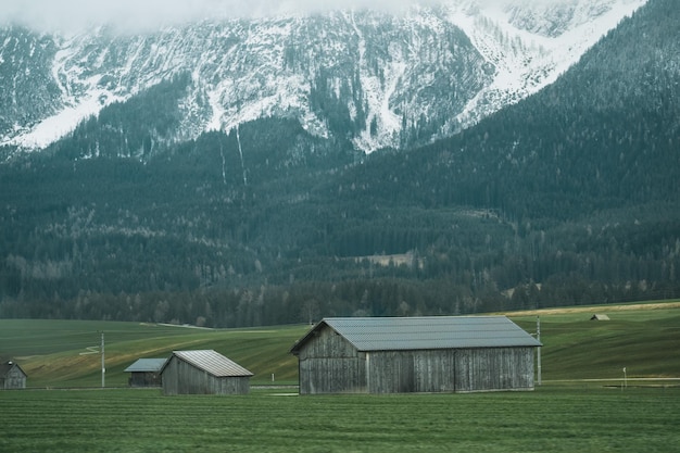 Aldeia de montanha na paisagem montanhosa dos Alpes austríacos com casas e fazendas