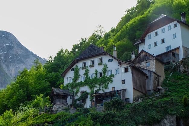 Aldeia de montanha nos Alpes austríacos em Hallstatt, Áustria