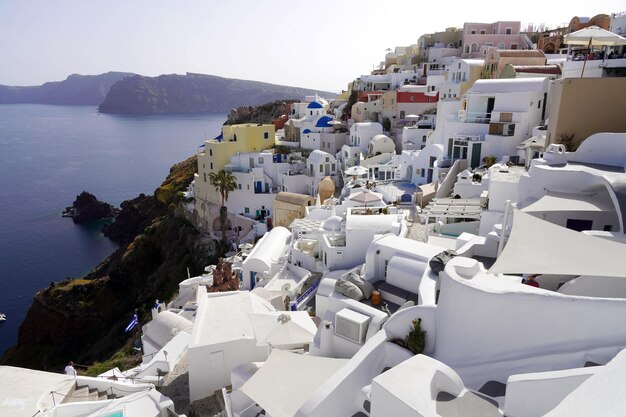 Aldeia de Oia com casas caiadas de branco na ilha de Santorini, Grécia