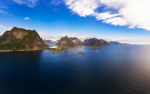 Aldeia de pescadores Reine cercada por altas montanhas nas ilhas Lofoten