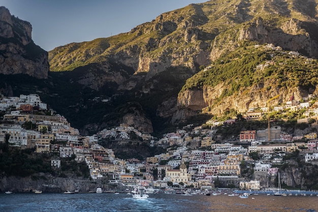 Aldeia de Positano nas montanhas Vista costeira ou costeira Positano é uma vila na Costa Amalfitana Salerno Campania