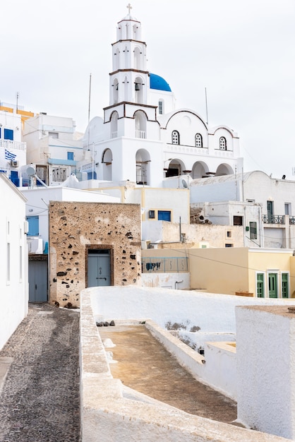 Aldeia de santorini em um dia nublado