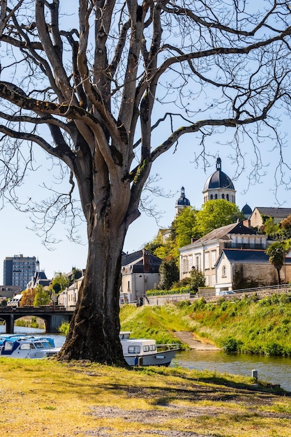 Aldeia de Segre e sua igreja SainteMadeleine vista vertical Fotografia tirada em Pays de la Loire, França