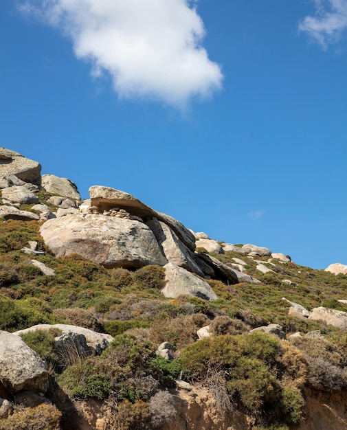 Aldeia de Volax na ilha de Tinos Cyclades Grécia Enorme rocha vulcânica de granito Dia de verão céu azul