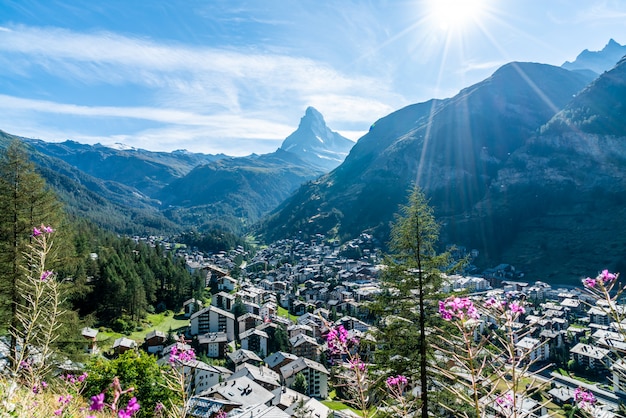 Aldeia de Zermatt com fundo de Matterhorn