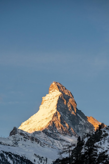 Aldeia de Zermatt com montanha Matterhorn na manhã Zermatt Suíça