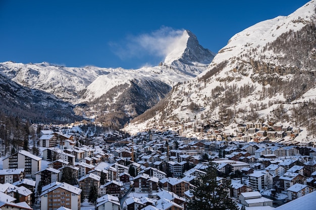 Aldeia de Zermatt com montanha Matterhorn na manhã Zermatt Suíça