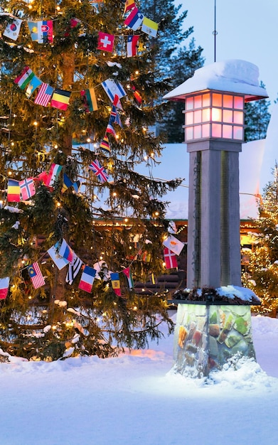 Aldeia do Papai Noel em Rovaniemi da Finlândia Lapônia. Inverno de casa de escritório de Natal. Laponia e neve. Viaje para Joulupukki no parque de férias no pólo norte. Ano Novo. Poste com luzes. Decoração de árvore