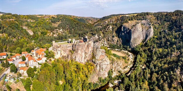 Aldeia e castelo de Arlempdes no Loire França