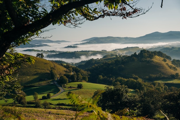 Aldeia e estrada nas montanhas do vale dos Pireneus Caminho de Santiago paisagem